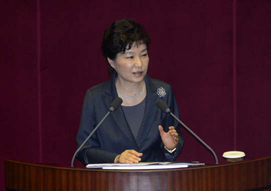 박근혜 대통령이 27일 국회 본회의장에서 내년도 예산안 시정연설을 하기 위해 단상에 오르고 있다.